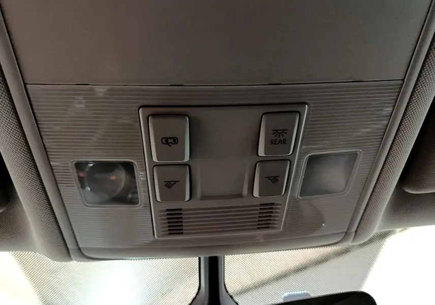 Vue en gros plan du plafonnier gris avec commandes d'éclairage et ouverture du toit du Volkswagen Touran 2021.