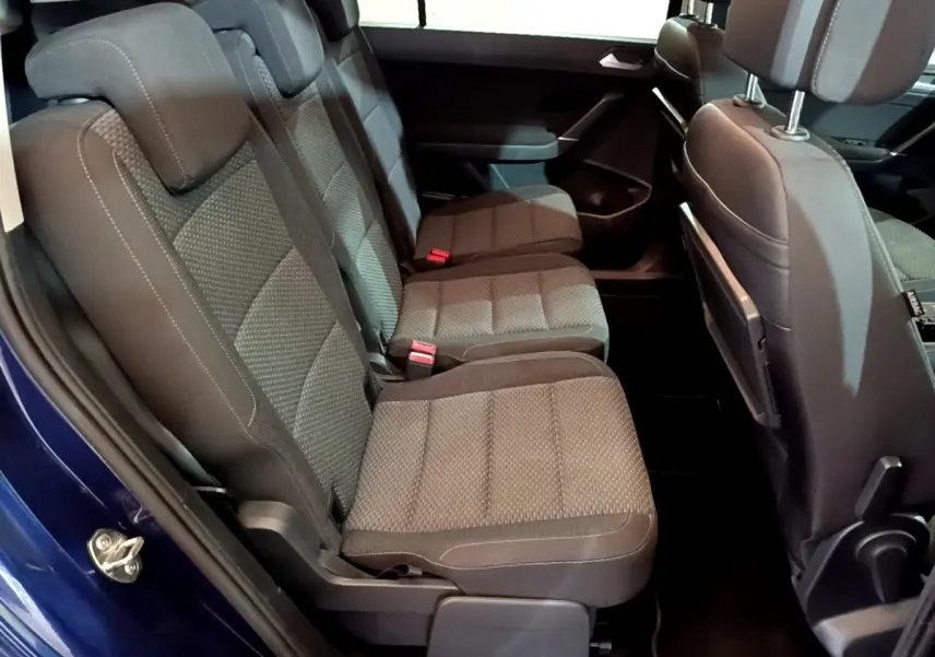 Vue latérale intérieure des sièges arrière gris du Volkswagen Touran 1.5 TSI EVO DSG7 United bleu de 2021.