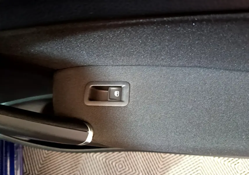 Bouton de verrouillage des portes sur la portière côté gauche d'un Volkswagen Touran bleu 2021.