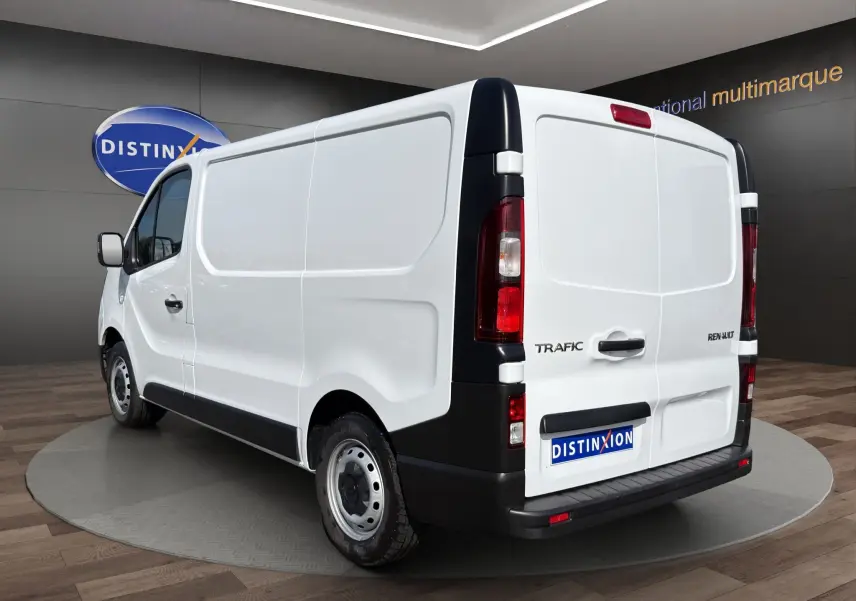 Vue 3/4 arrière droite d’un Renault Trafic Fourgon blanc 2024 avec portes arrière fermées et jantes acier.