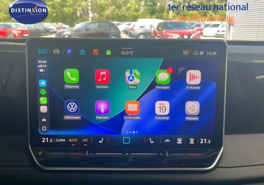 Écran tactile central du Volkswagen Tiguan 2026 noir grenadilla, affichant l'interface multimédia avec applications et climatisation.
