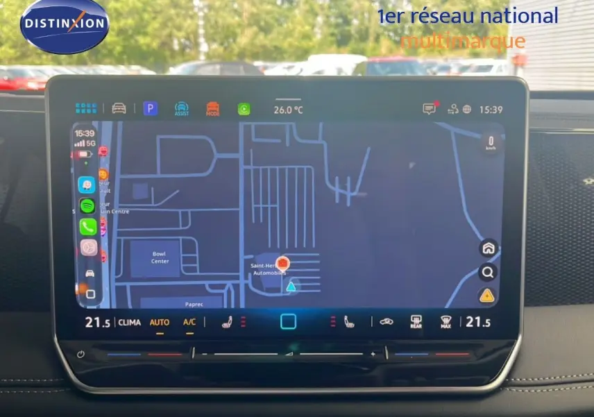 Vue intérieure sur l’écran tactile central du Volkswagen Tiguan noir Grenadilla, affichant la navigation et la climatisation digitale.