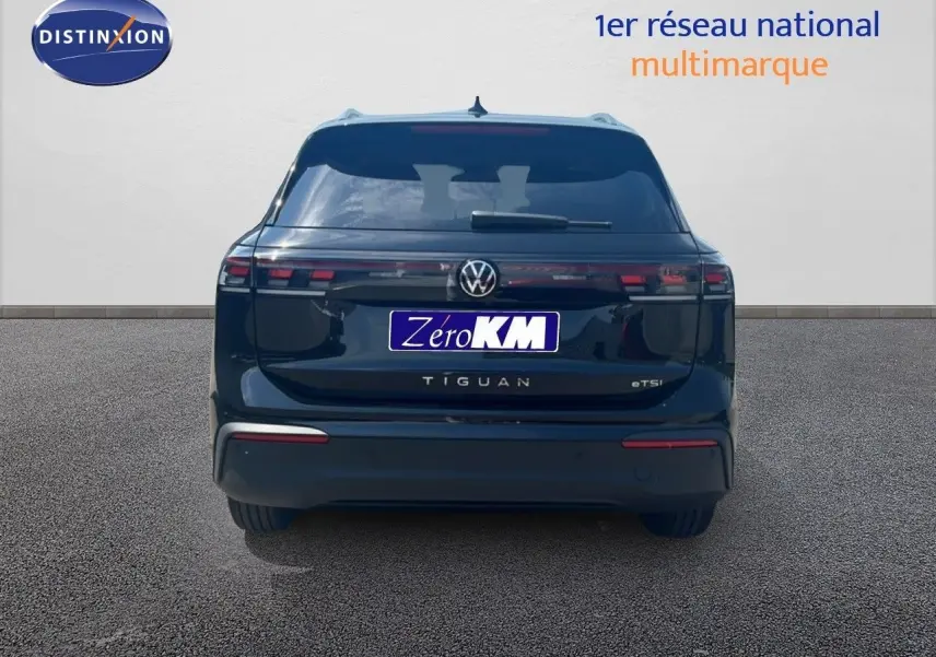 Vue arrière du Volkswagen Tiguan noir Grenadilla Metal 2026, avec feux LED et logo central bien visibles.