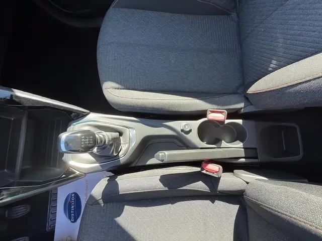 Vue plongeante sur la console centrale et les sièges gris foncé de la Peugeot 208 100 ch Style avec boîte manuelle.