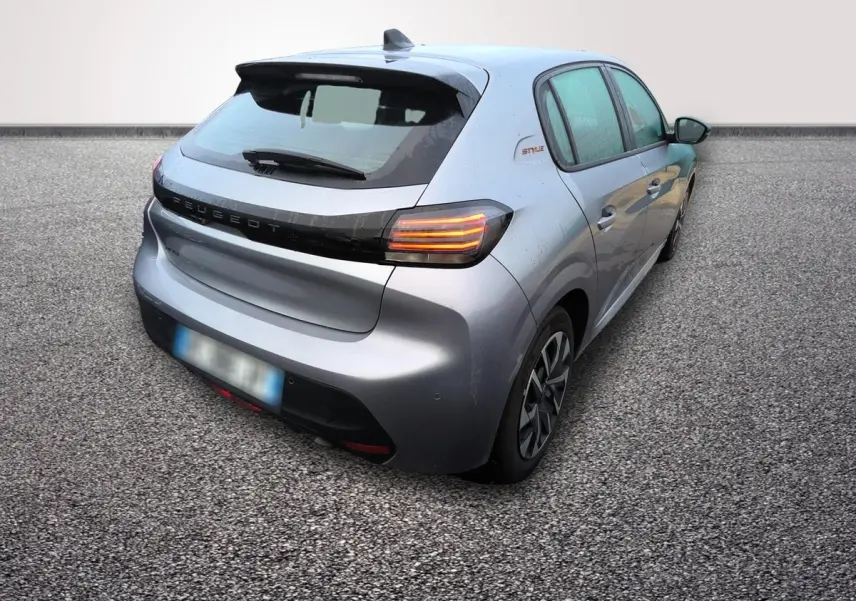 Vue 3/4 arrière droit d'une Peugeot 208 gris clair avec feux LED et badge Style sur le côté droit.