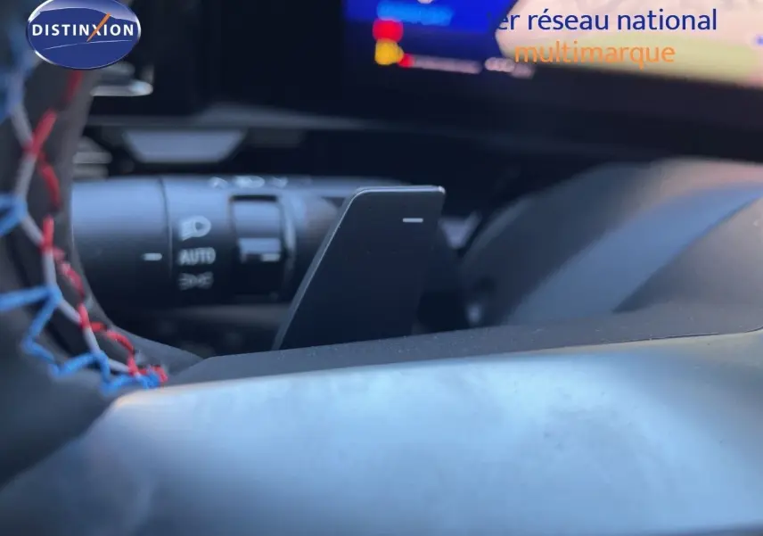 Détail du levier de vitesses et commande d'éclairage derrière le volant d'un Renault Austral noir étoile métal.