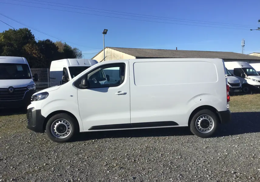 Profil côté gauche d'un utilitaire blanc Peugeot Expert Fourgon 2024, avec porte latérale coulissante et jantes acier simples.
