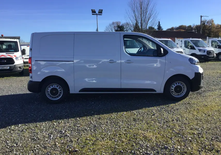 Profil côté gauche d'un Peugeot Expert Fourgon blanc 2024, avec portes coulissantes et jantes acier simples.