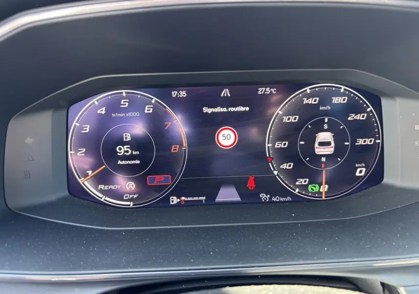 Combiné d'instruments digital couleur 10,25" de la CUPRA Leon Sportstourer, affichant vitesse, autonomie et signalisation routière.