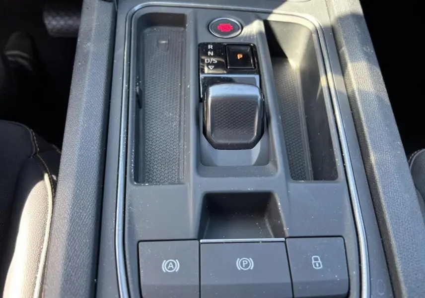 Vue rapprochée de la console centrale avec levier de vitesse et commandes électroniques de la CUPRA Leon Sportstourer 2024.