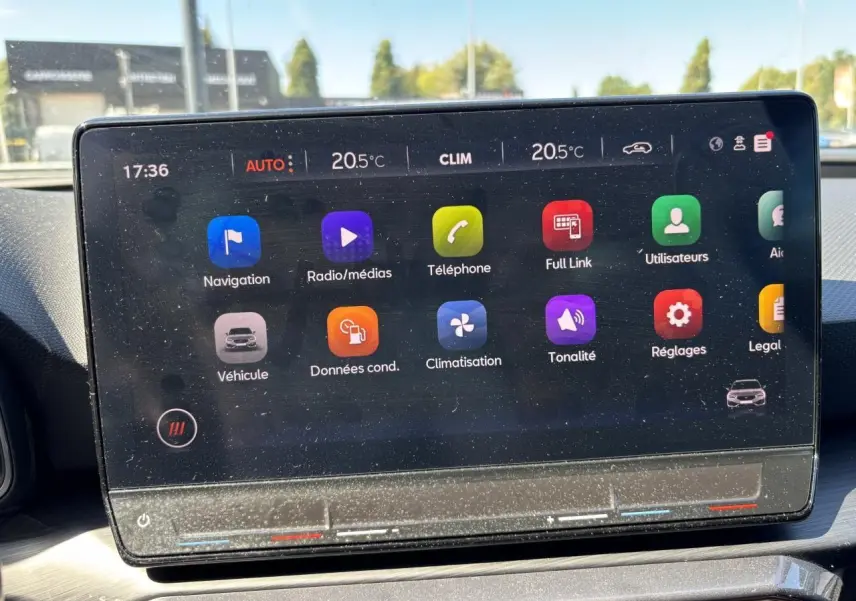 Écran tactile central du tableau de bord de la CUPRA Leon Sportstourer 2024 affichant les options de navigation et médias.