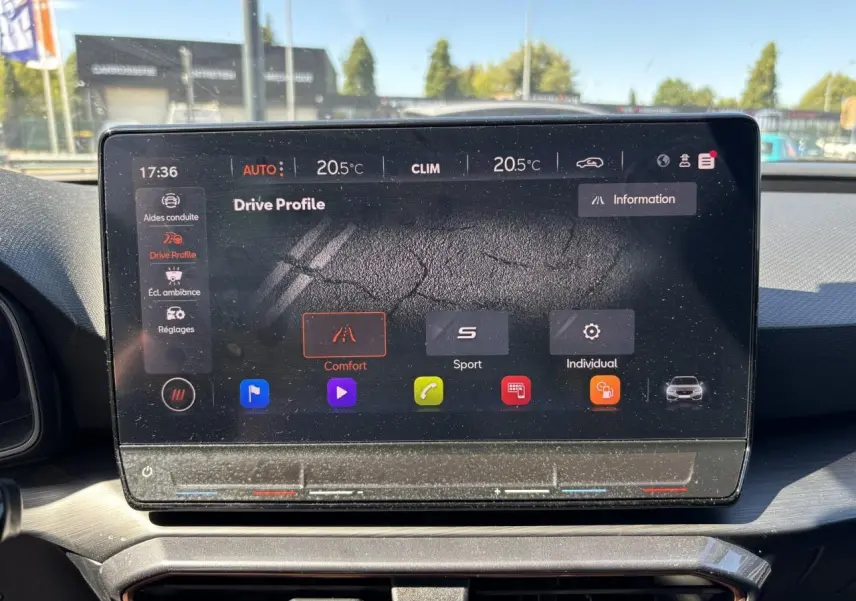 Écran tactile central du tableau de bord de la CUPRA Leon Sportstourer 2024 affichant les modes de conduite.