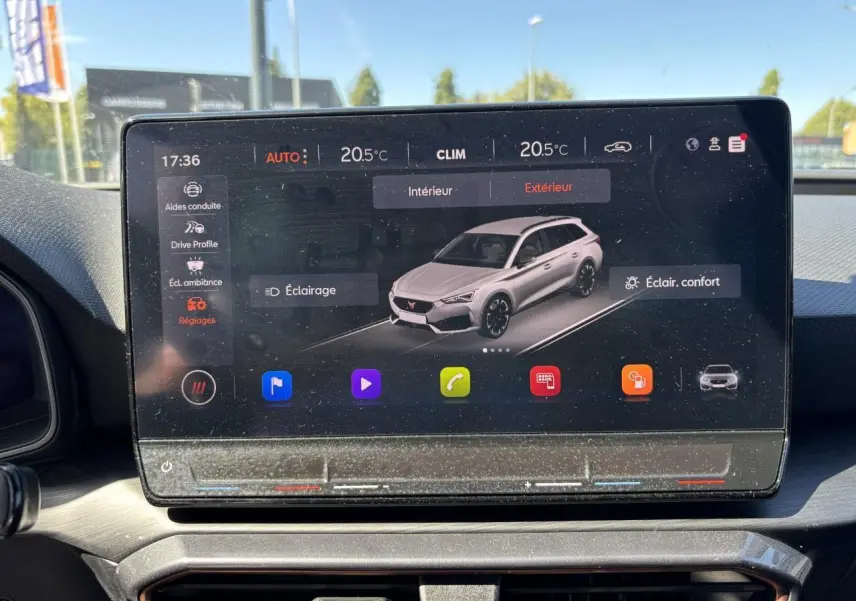 Écran tactile intérieur affichant une vue 3/4 avant d'une CUPRA Leon Sportstourer blanc Nevada métallisé.