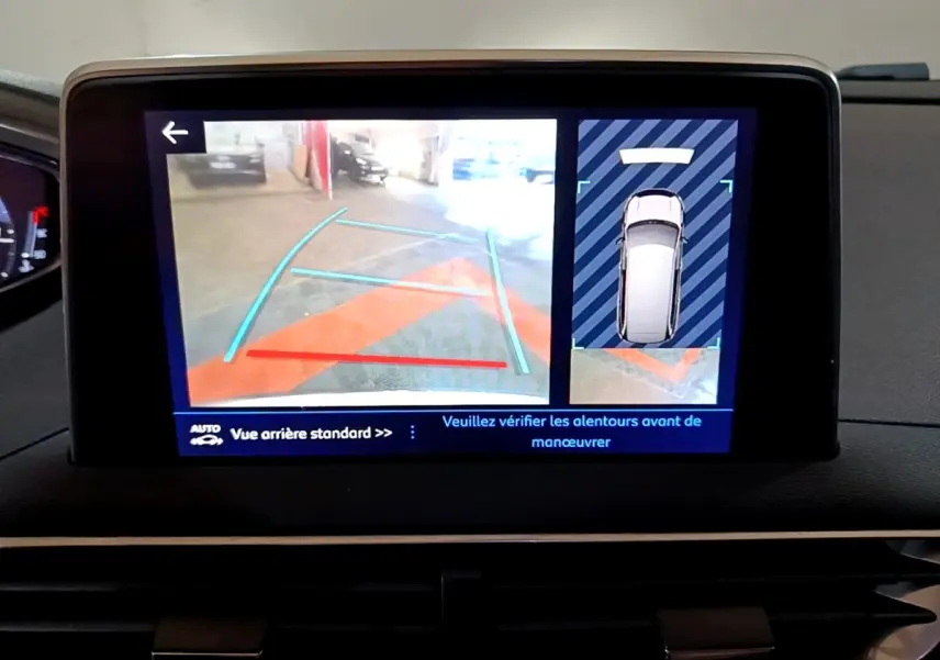 Écran tactile du système de navigation Peugeot 5008 bleu montrant la caméra de recul et l'aide au stationnement arrière.