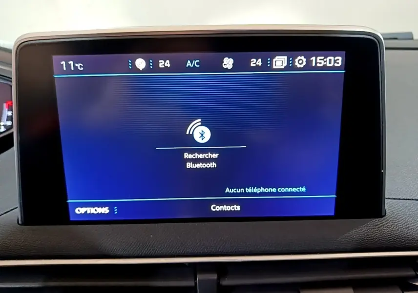Écran tactile central du Peugeot 5008 bleu, affichant la recherche Bluetooth, vue intérieure frontale.