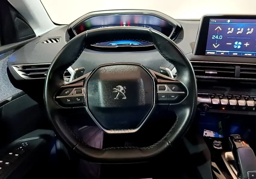 Vue rapprochée du volant cuir noir et du tableau de bord digital du Peugeot 5008 Allure 2018.
