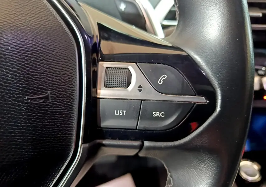 Gros plan sur les commandes du volant côté gauche du Peugeot 5008 bleu, version THP 165 S&S EAT6 Allure 2018.