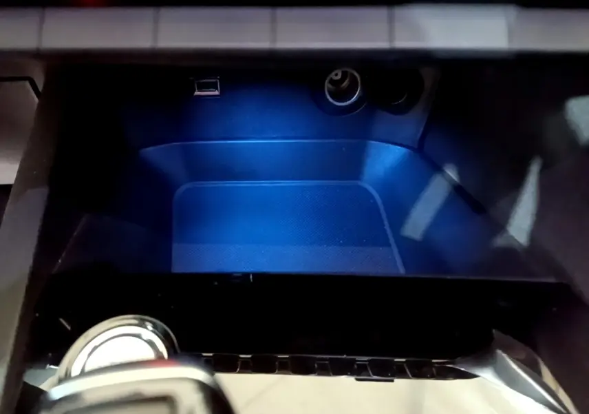 Espace de rangement intérieur éclairé en bleu avec prise USB et allume-cigare dans Peugeot 5008 bleu 2018.