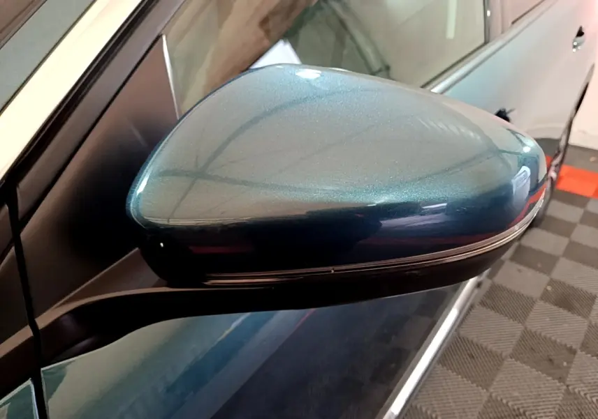 Rétroviseur côté gauche bleu métallisé du Peugeot 5008 THP 165 S&S EAT6 Allure, vue rapprochée en intérieur.