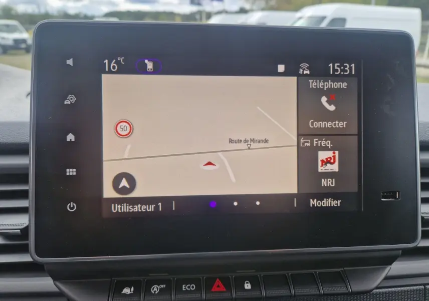 Écran tactile Easy Link 8'' du Renault Trafic Fourgon 2025 affichant navigation et options connectées.