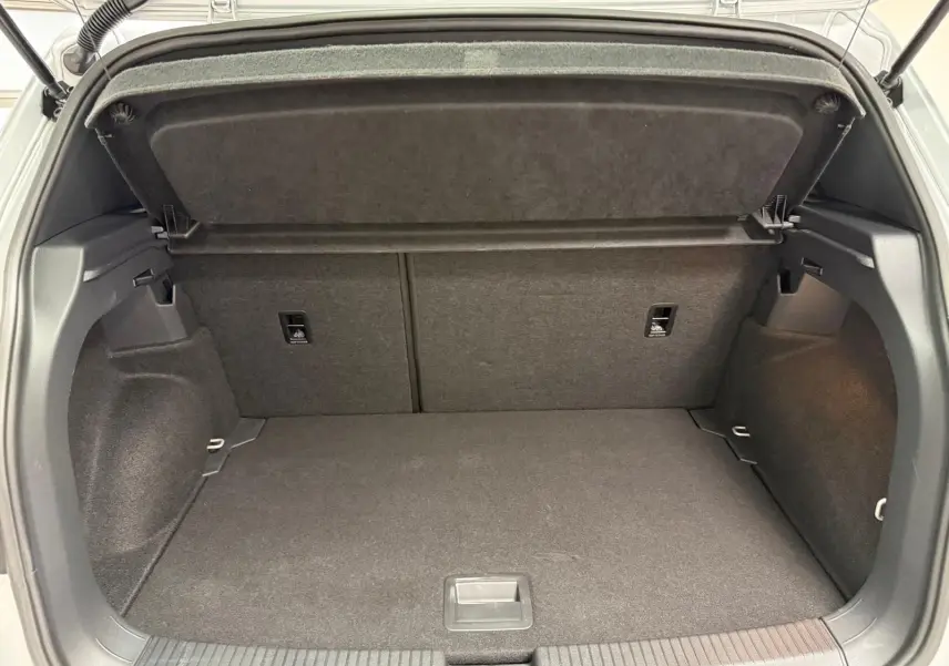 Coffre ouvert d’un Volkswagen T-Cross 1.5 TSI 150 DSG7 R-Line couleur Reflet d’Argent, vue intérieure arrière.