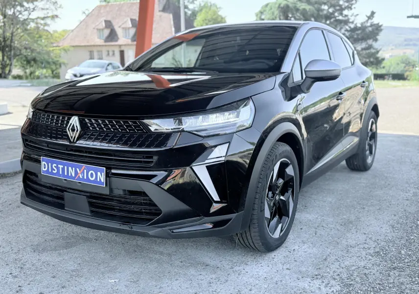 Renault Captur noir en 3/4 avant droit, mettant en valeur sa calandre moderne et ses jantes bi-ton.