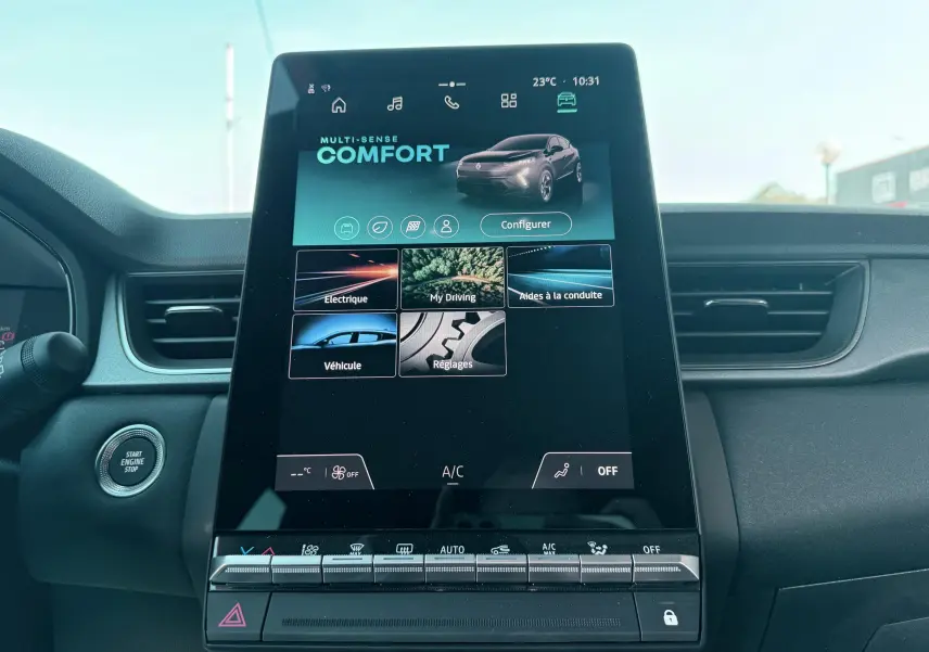 Écran tactile central du tableau de bord du Renault Captur 2025 affichant les options de conduite en mode confort.