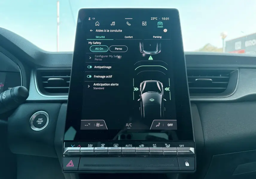 Vue rapprochée de l'écran tactile central du tableau de bord du Renault Captur noir, affichant les aides à la conduite.