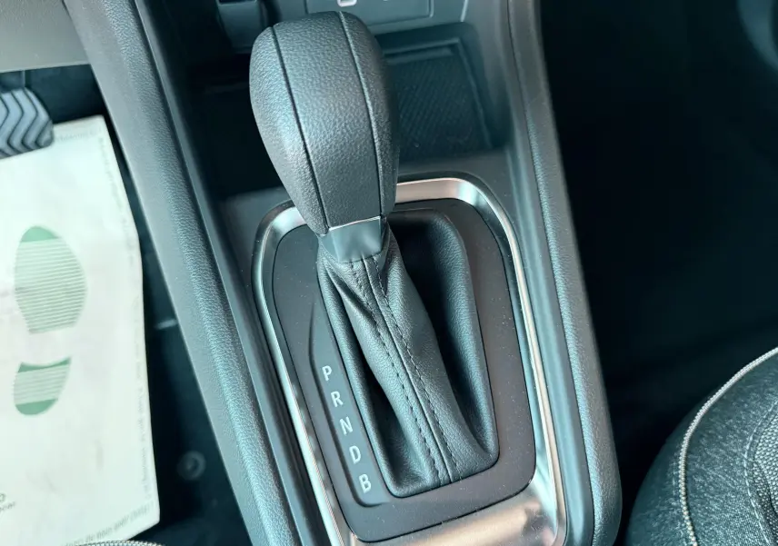 Le levier de vitesses automatique noir du Renault Captur 2025 en gros plan intérieur côté console centrale.