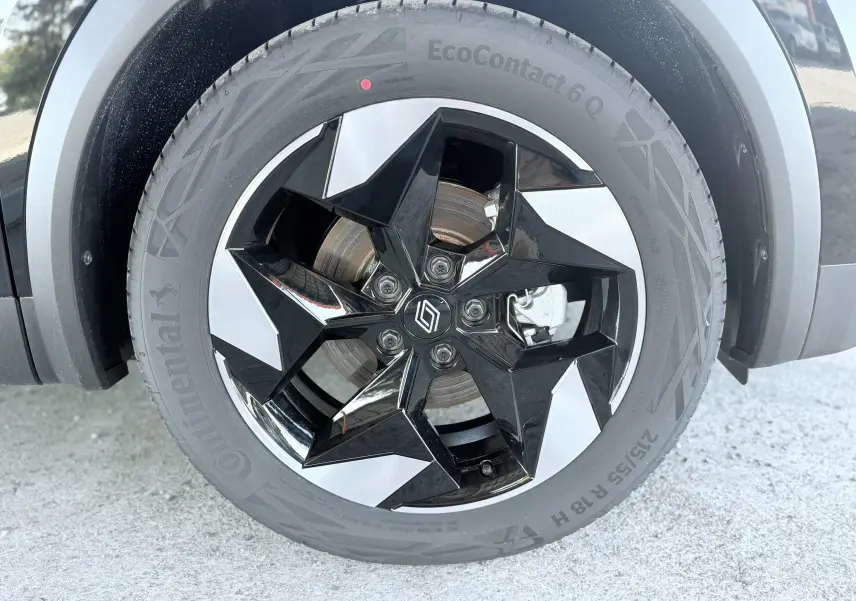 Gros plan sur la roue avant gauche du Renault Captur 2025 noir, avec jante alliage bicolore et pneu Continental EcoContact 6.