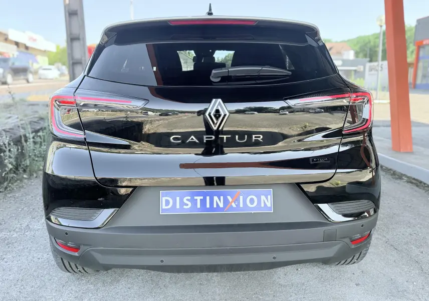 Vue arrière du Renault Captur noir 2025 avec logo et feux arrière LED distinctifs, plaque Distinxion visible.