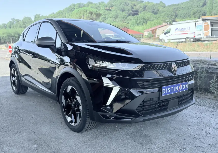 Renault Captur 2025 noir en 3/4 avant droit avec calandre moderne et jantes noires brillantes.