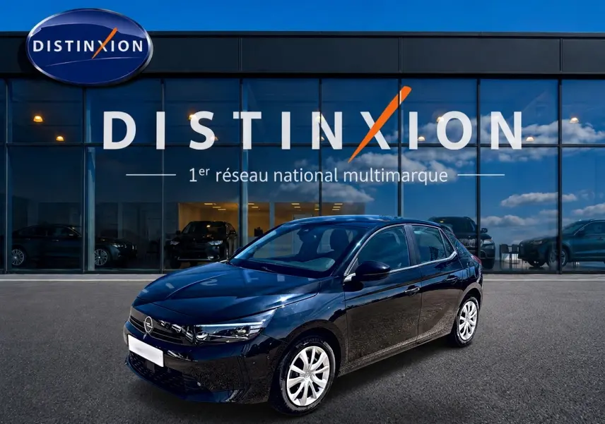 Opel Corsa 1.2 Turbo 100 Edition noire vue en 3/4 avant droit devant un showroom Distinxion.