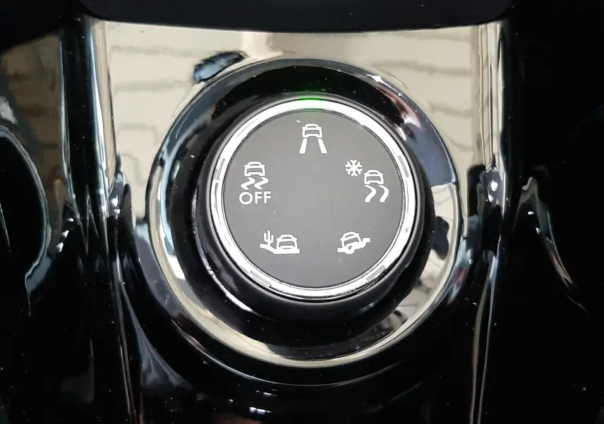 Gros plan sur la molette de sélection des modes de conduite du Peugeot 2008 GT Line, finition noire brillante.