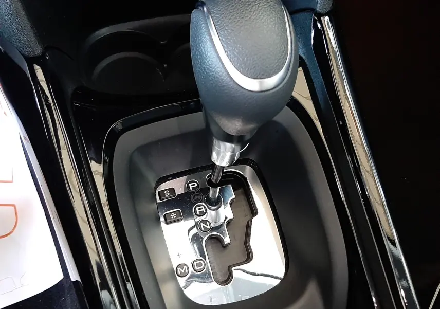 Le levier de vitesse automatique noir et chrome de la Peugeot 2008 GT Line essence, vue rapprochée intérieure.