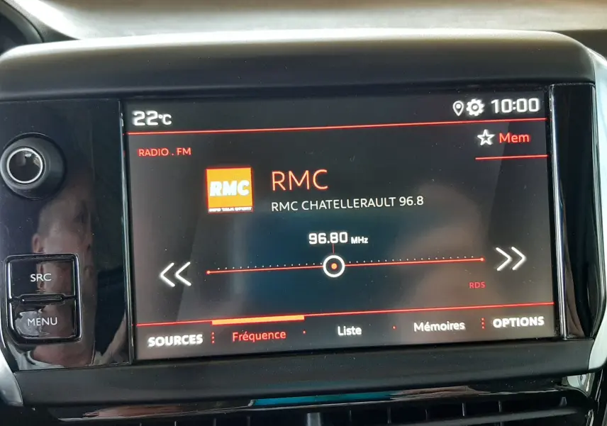Écran tactile central de la Peugeot 2008 2019 affichant la radio RMC à 96,8 MHz avec commandes autour.