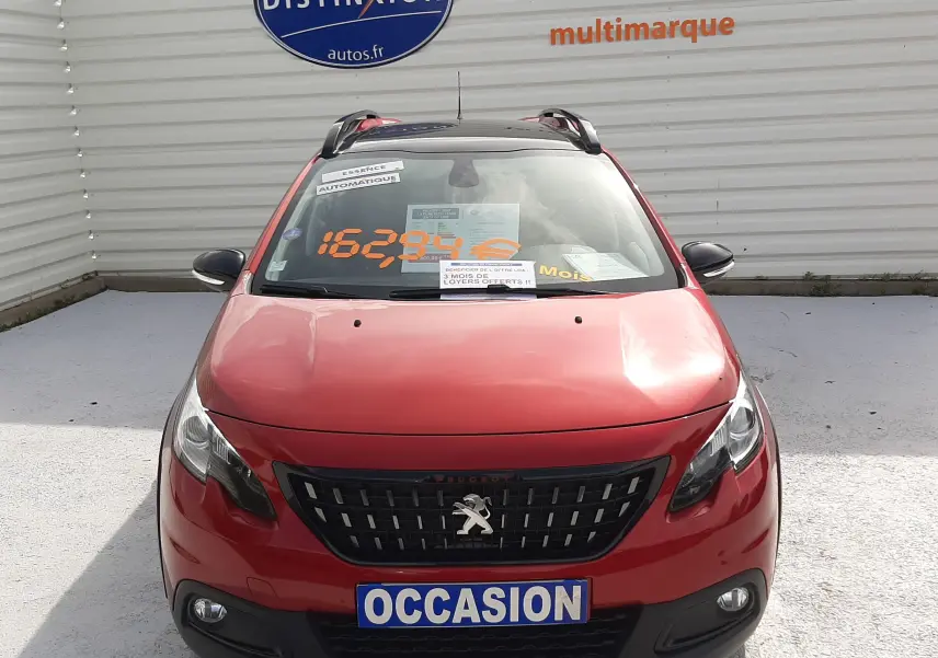 Peugeot 2008 rouge ultimate metal vue de face, avec calandre noire et toit ouvrant, en vente chez Distinxion.