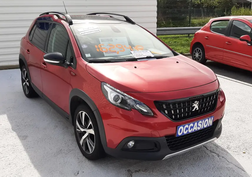 Peugeot 2008 rouge Ultimate Metal vue 3/4 avant droit, avec calandre noire et jantes alliage bicolores.