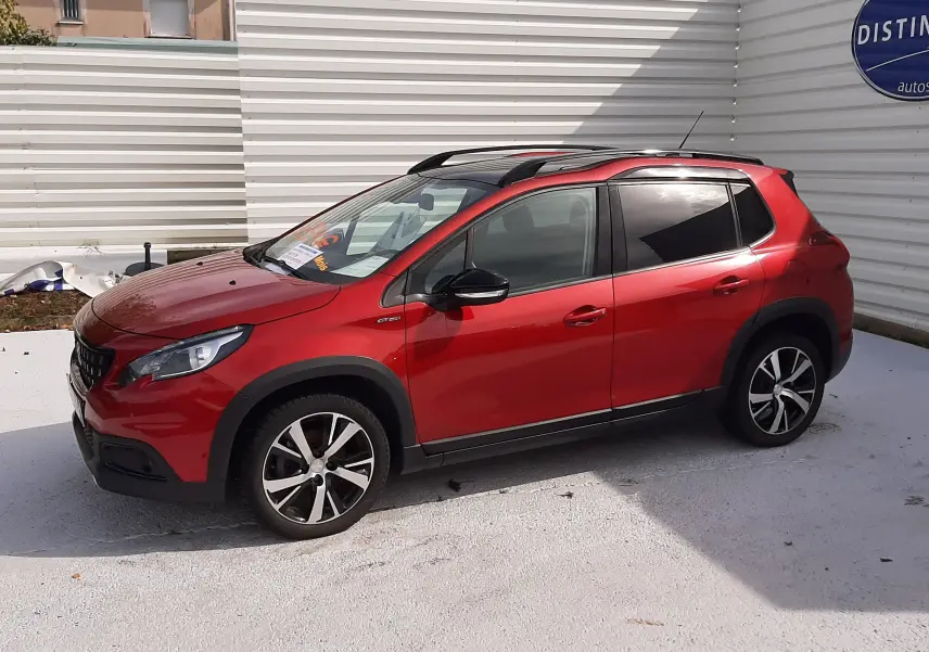 Peugeot 2008 rouge ultimate metal vue de profil côté gauche, avec jantes alliage et toit noir contrasté.