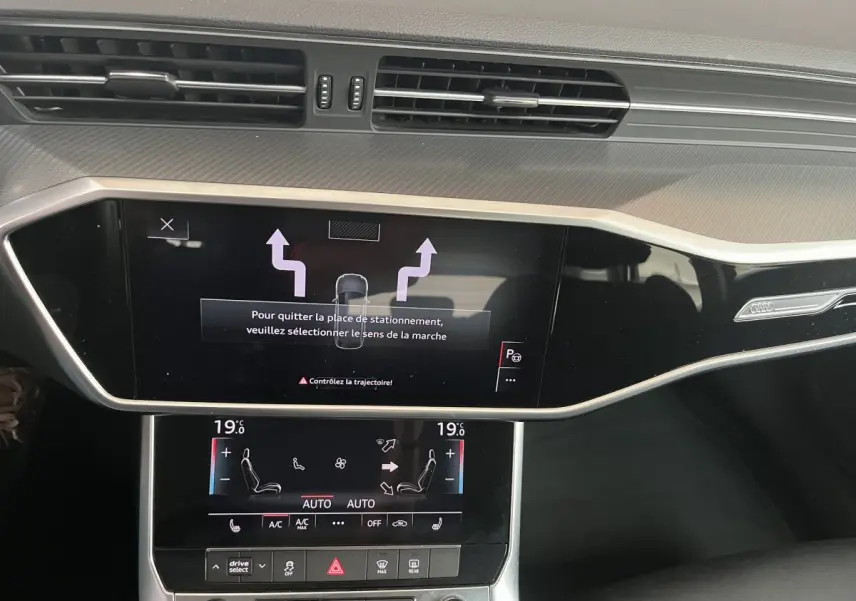 Tableau de bord de l'Audi A6 40 TDI Prestige 2022 avec écrans tactiles et affichage digital moderne.