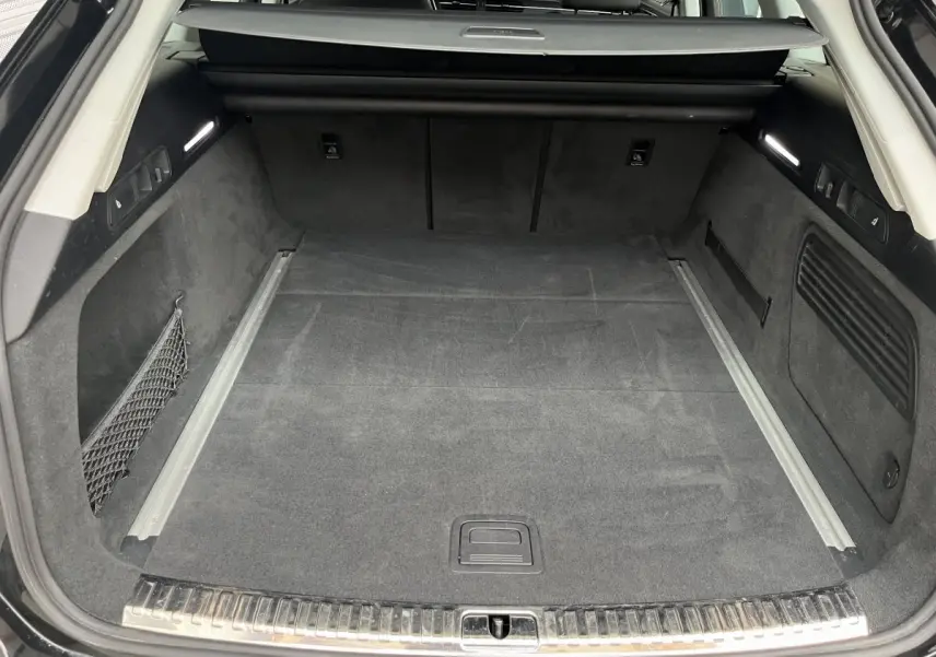 Coffre spacieux noir de l'Audi A6 40 TDI S Tronic Prestige 2022, vue arrière ouverte avec habillage soigné.