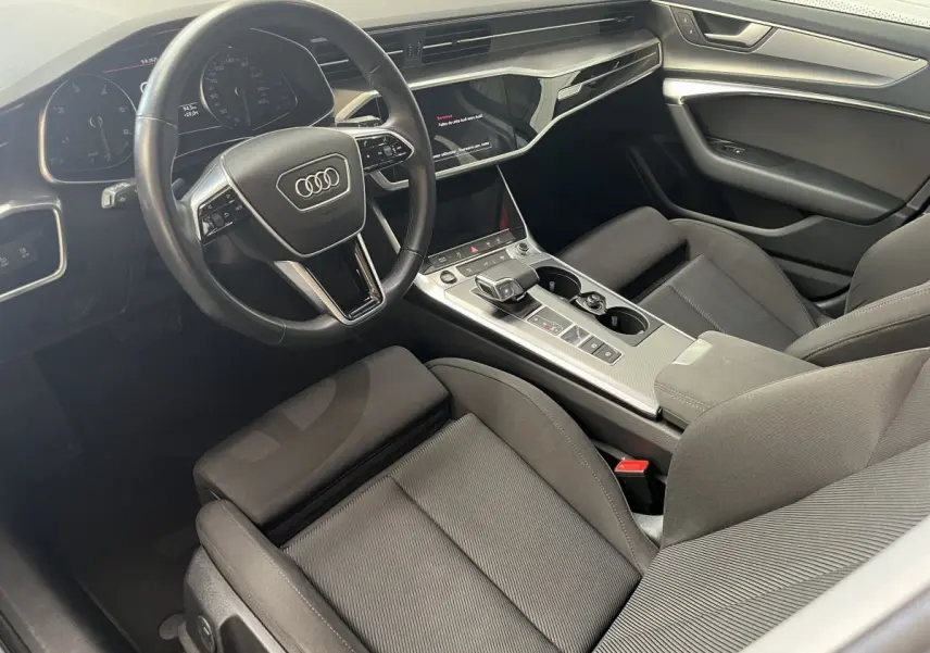 Intérieur noir d'Audi A6 40 TDI 2022 vu côté conducteur, avec tableau de bord numérique et console centrale moderne.
