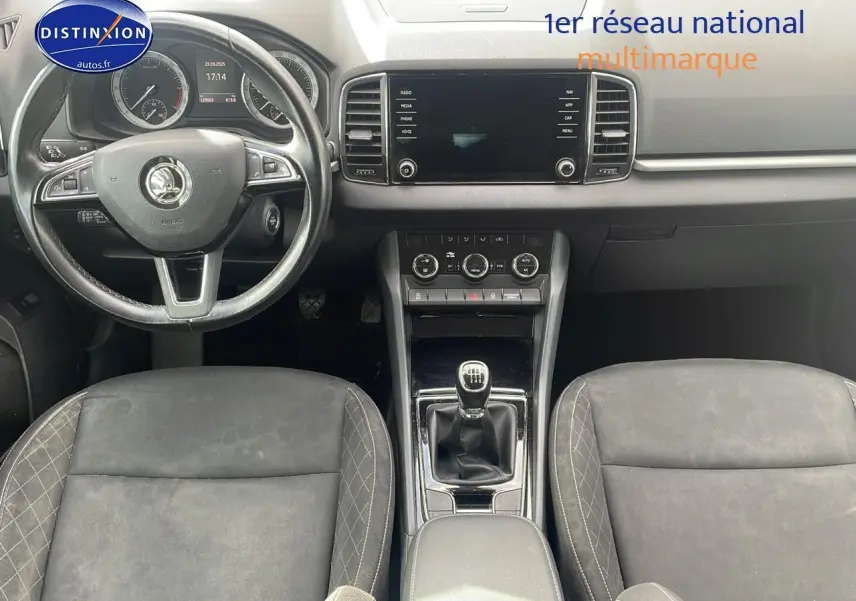 Intérieur noir du Skoda Karoq 2018 vu de face, volant cuir multifonction et levier de vitesse manuel au centre.