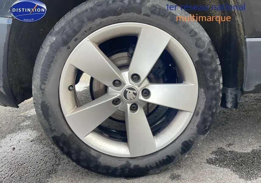 Gros plan sur la jante alu 5 branches et pneu Continental d'un Skoda Karoq noir côté arrière droit.