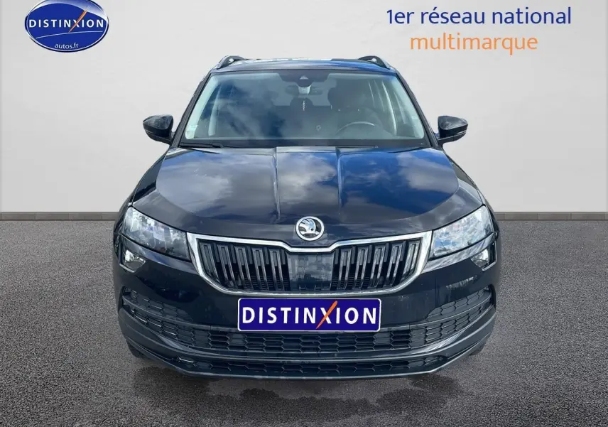 Vue frontale d'un Skoda Karoq noir 2018 avec calandre chromée et logo distinctif sur fond neutre.