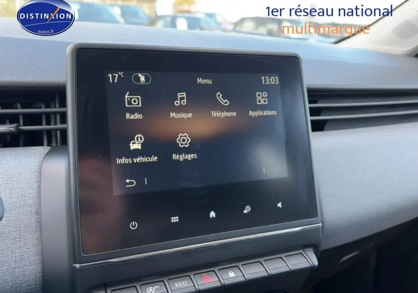 Écran tactile central et tableau de bord gris clair de la Renault Clio V 2025, version essence boîte auto.