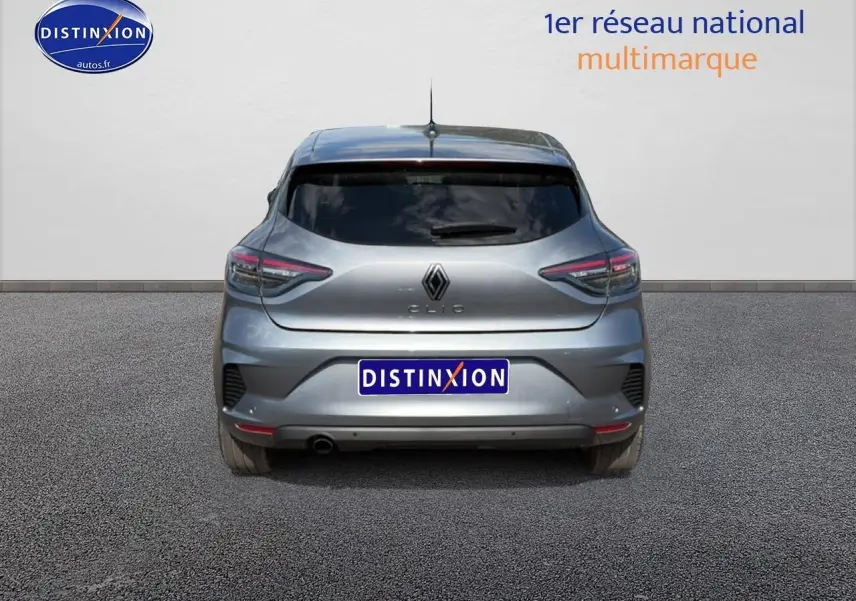 Vue arrière d'une Renault Clio V gris foncé avec feux arrière LED et becquet sur fond neutre.