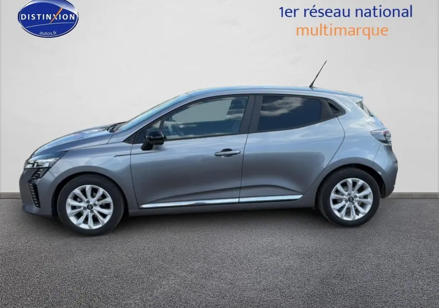 Profil droit de la Renault Clio V gris foncé 2025 avec jantes alliage et vitres teintées sur fond neutre.