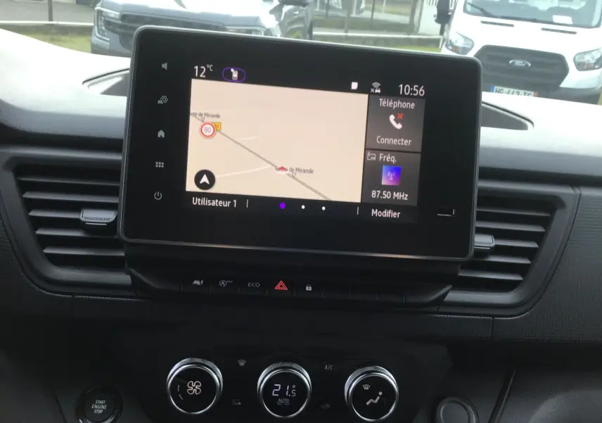 Vue rapprochée de l’écran tactile 8'' du tableau de bord du Renault Trafic Fourgon blanc, affichant la navigation GPS.