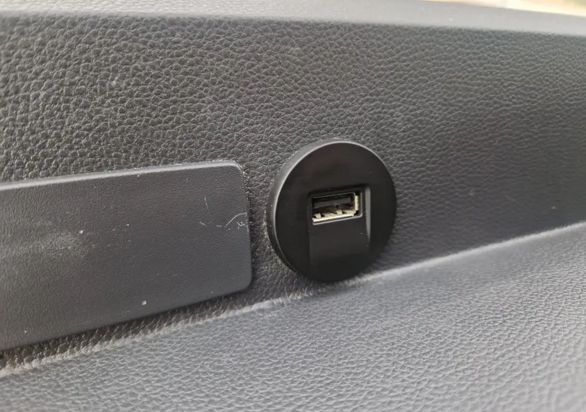 Gros plan sur un port USB intégré dans le tableau de bord noir texturé du Renault Master Châssis Cabine blanc 2024.